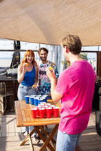 Carica l'immagine nel visualizzatore di Gallery, Boland 30852 - Set da birra pong, 22 bicchieri e 4 palline, gioco per feste, compleanni, gioco per feste divertenti