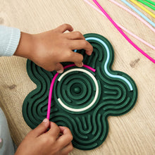 Carica l'immagine nel visualizzatore di Gallery, Miniland - Giocattolo sensoriale in silicone per neonati Flexhetti, con strisce flessibili per stimolare il gioco creati