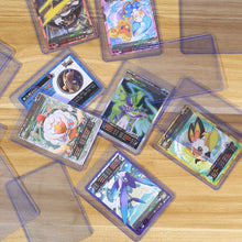Carica l'immagine nel visualizzatore di Gallery, 50 Pz Custodie per Carte da Collezione, Top Loader Card Protectors, Bustine Protettive Carte Trasparente, Compatibile con PTCG Carte, YuGiOh, Giochi di Carte, Dimensioni Standard 76x101mm
