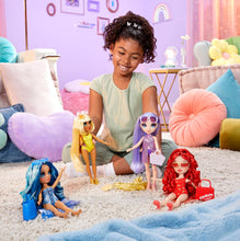 Carica l'immagine nel visualizzatore di Gallery, Rainbow High Swim &amp; Style - Violet (viola) - Bambola da 28 cm con confezione scintillante e oltre 10 outfit - Costume da bagno rimovibile, sandali, accessori divertenti - Età 4-12 anni