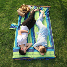 Carica l&#39;immagine nel visualizzatore di Gallery, SONGMICS Amaca di Stoffa Portatile da Campeggio e Giardino, Telo con Barre Trasversali, 210 x 150 cm, Portata Max. 300 kg, Strisce Multicolore GDC22L
