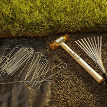 Carica l'immagine nel visualizzatore di Gallery, GardenMate®, picchetti di fissaggio da giardino, in metallo zincato, da 150 mm, a forma di U, ideali per fissare tessuti