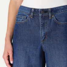 Carica l'immagine nel visualizzatore di Gallery, Amazon Essentials Jeans a Vita Media Ultra Morbidi a Gamba Larga Donna, Lavaggio Ombré Scuro, 50