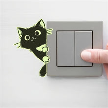 Carica l'immagine nel visualizzatore di Gallery, 1 adesivo da parete verde che si illumina al buio con il simpatico gattino nero - perfetto per decorare l'ingresso di ca