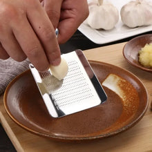 Carica l'immagine nel visualizzatore di Gallery, 1 pz Ginger Aglio Wasabi Grattugia Frantoio Dispositivo di Pressa Chopper Cutter S Pelapatate Utensili Da Cucina In Acci