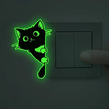 Carica l'immagine nel visualizzatore di Gallery, 1 adesivo da parete verde che si illumina al buio con il simpatico gattino nero - perfetto per decorare l'ingresso di ca