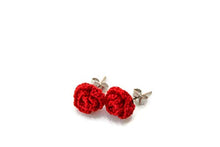 Carica l&#39;immagine nel visualizzatore di Gallery, Orecchini rose rosse chiodini gioielli a perno regalo per lei all&#39;uncinetto...