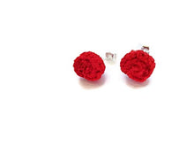 Carica l&#39;immagine nel visualizzatore di Gallery, Orecchini rose rosse chiodini gioielli a perno regalo per lei all&#39;uncinetto...