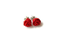 Carica l&#39;immagine nel visualizzatore di Gallery, Orecchini rose rosse chiodini gioielli a perno regalo per lei all&#39;uncinetto...
