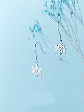 Carica l&#39;immagine nel visualizzatore di Gallery, Orecchini pendenti a forma di fiocco neve invernale, in argento Sterling...