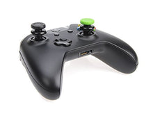 Carica l&#39;immagine nel visualizzatore di Gallery, AmazonBasics, Copri levetta per controller Xbox One | 4 pezzi, Nero e verde