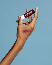 Carica l&#39;immagine nel visualizzatore di Gallery, Labello Blackberry Shine in confezione da 1 (1 x 4,8 g), matita per la cura delle labbra con delicata lucentezza rossa e pigmenti brillanti, cura delle labbra senza oli minerali