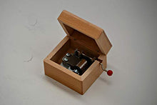 Carica l&#39;immagine nel visualizzatore di Gallery, Piccolo carillon in legno di qualità con la melodia del film Il Signore... - Ilgrandebazar