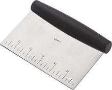 Carica l&#39;immagine nel visualizzatore di Gallery, AmazonBasics - Raschietto/Tagliaimpasto multiuso, in acciaio inox