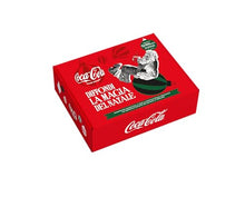 Carica l'immagine nel visualizzatore di Gallery, Coca-Cola Christmas Box – Box Limited Edition con 3 Bottiglie di Vetro da 330ml Coca-Cola Assortite, 1 Apribottiglie, 1 Vassoio e 4 Decorazioni Natalizie Trudi