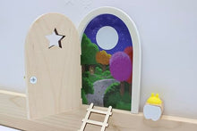 Carica l&#39;immagine nel visualizzatore di Gallery, Qué Kawaii® Kit TOPOLINO DEI DENTI-FATINA DEI DENTI PORTA CHE SI APRE E SI BRILLA AL BUIO!!!.. Magica porta e scala in legno + scatola dei denti + Piatto + Formaggio + 4 stelle + 6 certificati