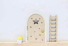 Carica l&#39;immagine nel visualizzatore di Gallery, Qué Kawaii® Kit TOPOLINO DEI DENTI-FATINA DEI DENTI PORTA CHE SI APRE E SI BRILLA AL BUIO!!!.. Magica porta e scala in legno + scatola dei denti + Piatto + Formaggio + 4 stelle + 6 certificati
