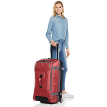 Carica l'immagine nel visualizzatore di Gallery, AmazonBasics - Borsone da viaggio con ruote, Rosso