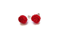 Carica l&#39;immagine nel visualizzatore di Gallery, Orecchini rose rosse chiodini gioielli a perno regalo per lei all&#39;uncinetto...