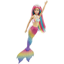 Carica l&#39;immagine nel visualizzatore di Gallery, Barbie Dreamtopia Sirena Cambia Colore - Bambola con Look Arcobaleno - Corpetto con Dettagli Marini - Colori Neon Accesi - Regalo Bambini 3-7 Anni, GTF89