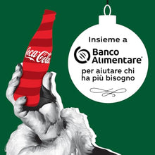 Carica l'immagine nel visualizzatore di Gallery, Coca-Cola Christmas Box – Box Limited Edition con 3 Bottiglie di Vetro da 330ml Coca-Cola Assortite, 1 Apribottiglie, 1 Vassoio e 4 Decorazioni Natalizie Trudi