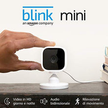 Carica l&#39;immagine nel visualizzatore di Gallery, Ti presentiamo Blink Mini - Videocamera di sicurezza intelligente per...