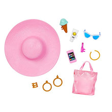Carica l&#39;immagine nel visualizzatore di Gallery, Barbie - Bambola bionda con costume da bagno rosa e bianco, Barbie con pareo a pois, cappello da sole, tote bag e tanti accessori da spiaggia, giocattolo per bambini, 3+ anni, HPL73
