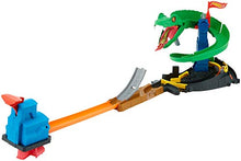 Carica l&#39;immagine nel visualizzatore di Gallery, Hot Wheels Attacco al Cobra Playset per Stimolare Immaginazione e Creatività...