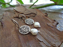 Carica l&#39;immagine nel visualizzatore di Gallery, ♥ PERLA D&#39;ACQUA DOLCE SUL DISCO PICCOLO DI FIORI ♥ Orecchini delicati e...