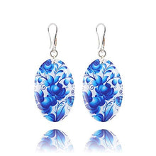 Carica l'immagine nel visualizzatore di Gallery, Design a Fiori color Blu Reale con Orecchini Bianchi in un Sacchetto Regalo... - Ilgrandebazar