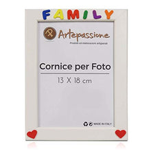 Carica l&#39;immagine nel visualizzatore di Gallery, Cornici per foto in legno con la scritta Family verticale e decorata con... - Ilgrandebazar