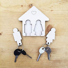 Carica l&#39;immagine nel visualizzatore di Gallery, LAC Portachiavi Coppia Lui e Lei in Legno | Portachiavi Casa Nuova Regalo Coppia Amore | Portachiavi Prima Casa Idee Regalo Anniversario Matrimonio | Portachiavi Donna Uomo Regali Natale