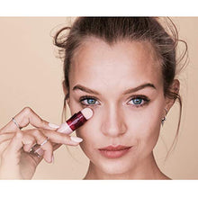 Carica l'immagine nel visualizzatore di Gallery, Maybelline New York Correttore Liquido Il Cancella Età con Bacche di 02 Nude