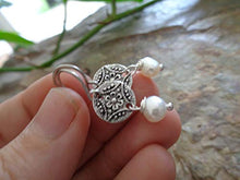Carica l&#39;immagine nel visualizzatore di Gallery, ♥ PERLA D&#39;ACQUA DOLCE SUL DISCO PICCOLO DI FIORI ♥ Orecchini delicati e...