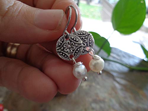 ♥ PERLA D'ACQUA DOLCE SUL DISCO PICCOLO DI FIORI ♥ Orecchini delicati e...
