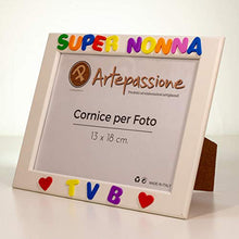 Carica l'immagine nel visualizzatore di Gallery, Cornici per foto in legno con la scritta Super Nonna TVB e decorata con cuoricini, da appoggiare o appendere, misura 13x18 cm Bianca. Ideale per regalo e ricordo.