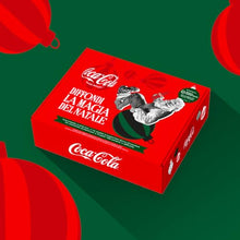 Carica l'immagine nel visualizzatore di Gallery, Coca-Cola Christmas Box – Box Limited Edition con 3 Bottiglie di Vetro da 330ml Coca-Cola Assortite, 1 Apribottiglie, 1 Vassoio e 4 Decorazioni Natalizie Trudi