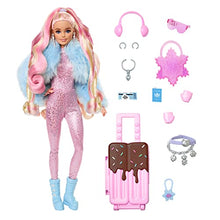 Carica l&#39;immagine nel visualizzatore di Gallery, Barbie - Barbie Extra Fly, bambola viaggiatrice con look a tema neve, tuta rosa luccicante e cappotto alla moda, 15+ accessori per lo styling inclusi, giocattolo per bambini, 3+ anni, HPB16