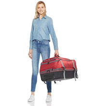 Carica l'immagine nel visualizzatore di Gallery, AmazonBasics - Borsone da viaggio con ruote, Rosso