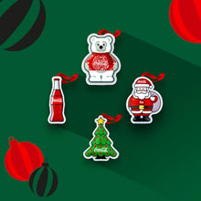 Carica l'immagine nel visualizzatore di Gallery, Coca-Cola Christmas Box – Box Limited Edition con 3 Bottiglie di Vetro da 330ml Coca-Cola Assortite, 1 Apribottiglie, 1 Vassoio e 4 Decorazioni Natalizie Trudi