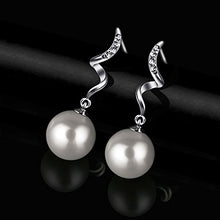 Carica l&#39;immagine nel visualizzatore di Gallery, Orecchini con Perle D’acqua Dolce D.Perlla donna in Bianco Perla2