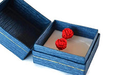 Carica l&#39;immagine nel visualizzatore di Gallery, Orecchini rose rosse chiodini gioielli a perno regalo per lei all&#39;uncinetto...