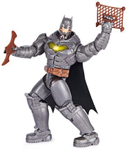 Carica l'immagine nel visualizzatore di Gallery, Batman DC Comics, Personaggio Deluxe Battle Strike 30 cm, 5 Accessori, Oltre 20 Suoni, Giocattoli da Collezionare per Bambini e Bambine dai 3 Anni in su