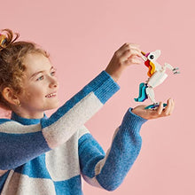 Carica l&#39;immagine nel visualizzatore di Gallery, LEGO 31140 Creator Unicorno Magico con Arcobaleno, Set 3 in 1 con Animali Giocattolo Fantastici, Cavalluccio Marino e Pavone, Idea Regalo di Compleanno per Bambine e Bambini