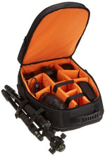 Carica l&#39;immagine nel visualizzatore di Gallery, AmazonBasics - Zaino per fotocamera reflex/laptop, colore Nero/Arancia