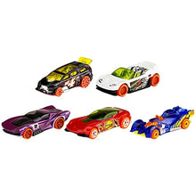Carica l'immagine nel visualizzatore di Gallery, Hot Wheels Confezione da 5 Veicoli, Macchinine Hot Wheels in Scala 1:64 con Dettagli Autentici, Scegli tra I Temi e i Modelli e Collezionale Tutte, Giocattolo per Bambini, 3+ Anni, 01806