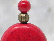Carica l&#39;immagine nel visualizzatore di Gallery, Orecchini rossi stile Zen in bronzo antico e perle piatte turchese...