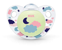 Carica l'immagine nel visualizzatore di Gallery, NUK 10177145 Trendline Night &amp; Day - Ciuccio luminoso in silicone, 18-36...