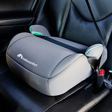 Carica l&#39;immagine nel visualizzatore di Gallery, Bebeconfort Manga i-Safe Rialzo Auto, Alzatina auto per bambini 6-12 anni, 125-150 cm, Seggiolino auto leggero e compatto, Seduta imbottita, colore Full Black