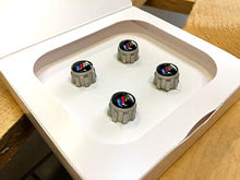 Carica l&#39;immagine nel visualizzatore di Gallery, Set di 4 tappi valvola con logo originale BMW per veicoli RDCi - Ilgrandebazar